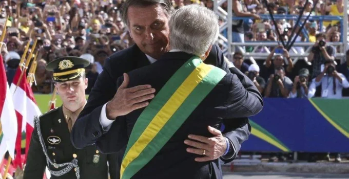 Flávio Bolsonaro ou Lula: quem passaria a faixa presidencial em uma eventual vitória do PL?
