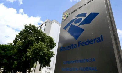 Servidor público afastado sob suspeita de fraudar R$ 1 bilhão em créditos tributários