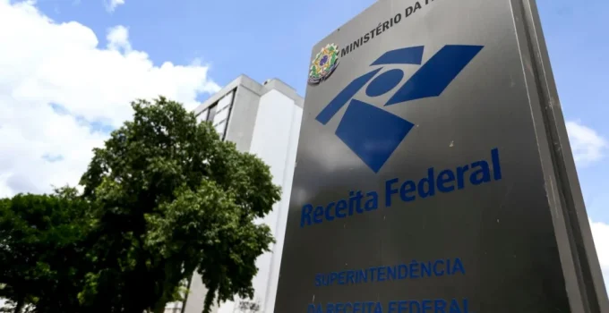 Servidor público afastado sob suspeita de fraudar R$ 1 bilhão em créditos tributários