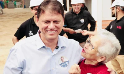 Tarcísio cobra governo federal por corrupção e defende Flávio Bolsonaro sobre caso Dark Horse