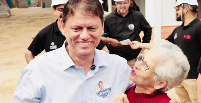 Tarcísio cobra governo federal por corrupção e defende Flávio Bolsonaro sobre caso Dark Horse