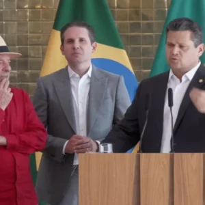 Alcolumbre promete a Lula destravar 'taxa das blusinhas' e PECs na próxima semana