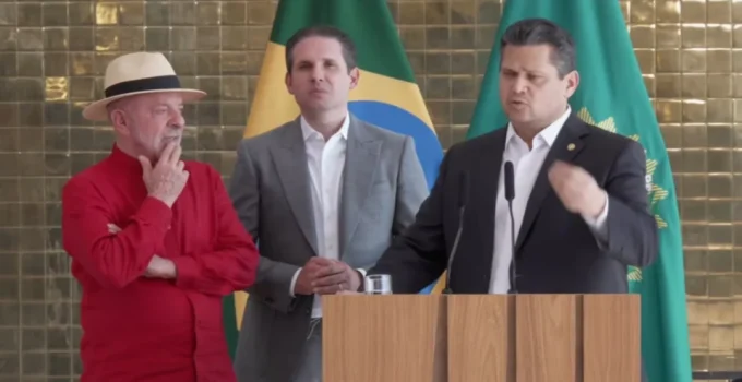 Alcolumbre promete a Lula destravar 'taxa das blusinhas' e PECs na próxima semana