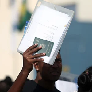 Desemprego em julho atinge menor nível para o mês desde 2012, mas renda estagna