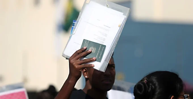 Desemprego em julho atinge menor nível para o mês desde 2012, mas renda estagna