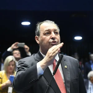Senador compara voto contra fim da escala 6x1 a "suicídio político"
