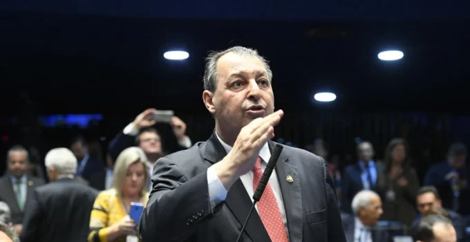 Senador compara voto contra fim da escala 6×1 a “suicídio político” Senador compara voto contra fim da escala 6x1 a "suicídio político"