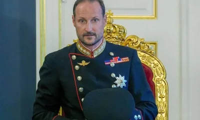 Haakon 8º assume o trono da Noruega após morte do Rei Harald 5º