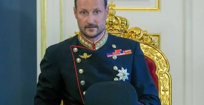 Haakon 8º assume o trono da Noruega após morte do Rei Harald 5º