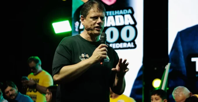 Tarcísio alinha-se a Flávio Bolsonaro e compara Brasil a Israel em tempos de 'opressão'