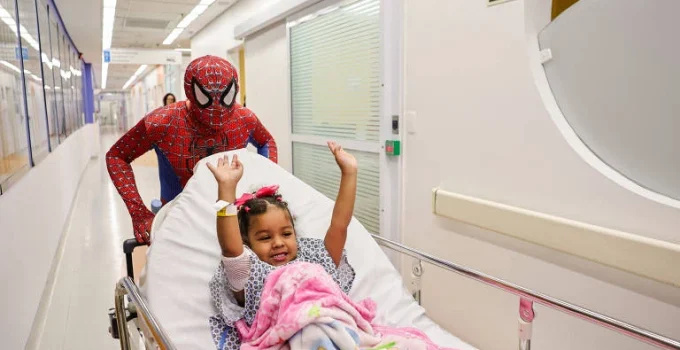 Hospital paulista transforma tratamento de câncer infantil com afeto e super-heróis