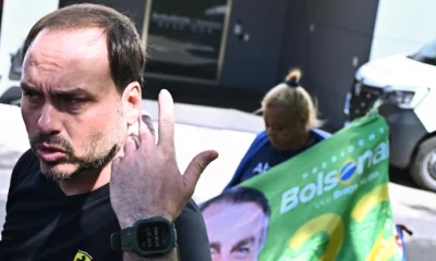 Carlos Bolsonaro visita pai e pede que Jair Bolsonaro 'fique bem'