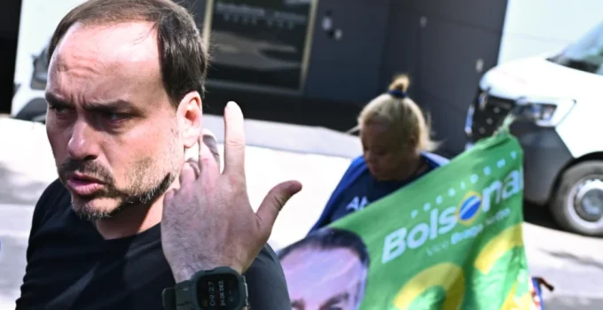 Carlos Bolsonaro visita pai e pede que Jair Bolsonaro ‘fique bem’ Carlos Bolsonaro visita pai e pede que Jair Bolsonaro 'fique bem'