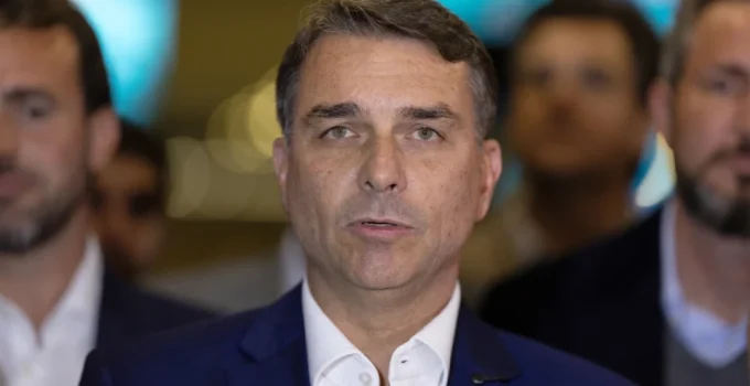 Flávio Bolsonaro se reúne com ministro de El Salvador para discutir combate ao crime organizado