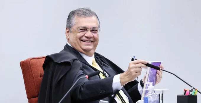 Flávio Dino divide investigações sobre Lulinha no STF e levanta debate sobre validade de provas