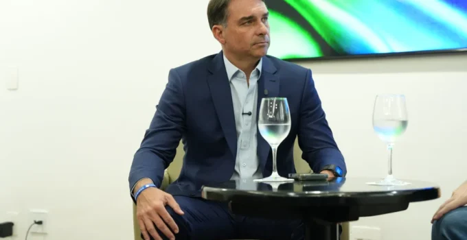 Flávio Bolsonaro promete indicar ministros 'contra aborto, drogas e injustiças' ao STF
