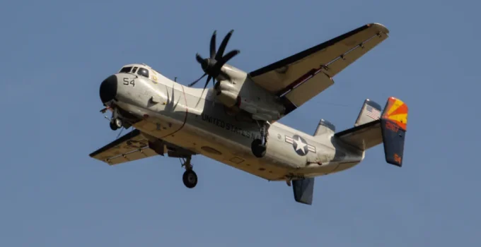 Avião histórico do porta-aviões Nimitz encontra novo lar em museu paulista após imprevisto
