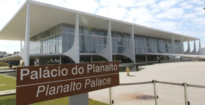 Orçamento de 2027 prevê R$ 6 bilhões para Correios e salário mínimo de R$ 1.741
