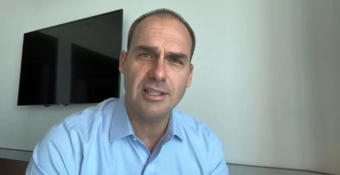Eduardo Bolsonaro ataca ex-comandante da FAB após crítica a Flávio Bolsonaro