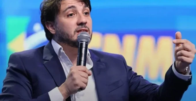 Defesa de Renan Santos pede análise urgente do TSE sobre decisão monocrática de Toffoli