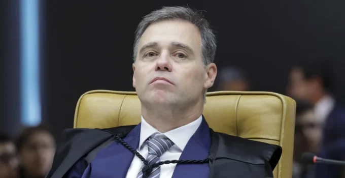 Tensão no STF: Revelações da PF Acirram Conflito entre Moraes e Mendonça
