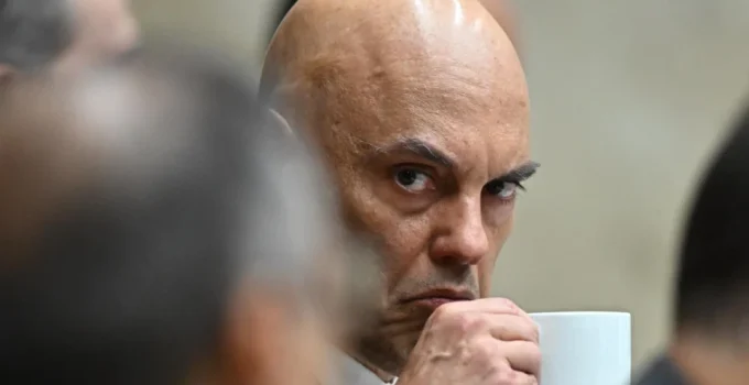 Mensagens de "gratidão de vida" e luxos: A relação entre Daniel Vorcaro e Alexandre de Moraes em foco