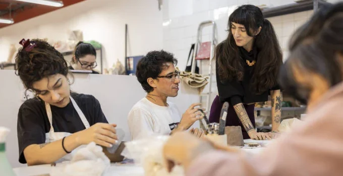 Cerâmica e Artesanato Ganham Espaço como Pontos de Encontro para Jovens em Busca de Conexões Reais Cerâmica e Artesanato Ganham Espaço como Pontos de Encontro para Jovens em Busca de Conexões Reais