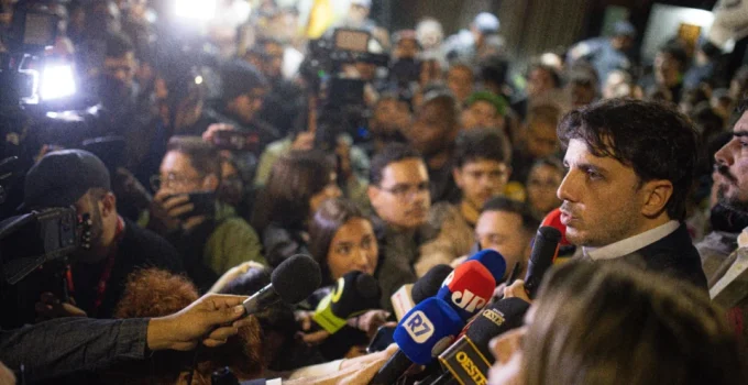 Renan Santos: ‘Me rebelo contra o sistema e venço’ Renan Santos: 'Me rebelo contra o sistema e venço'