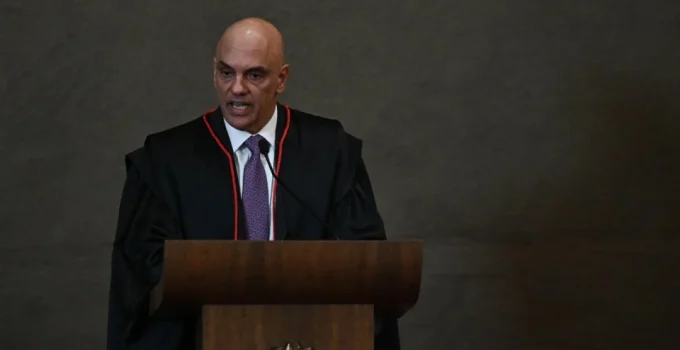 Moraes teria auxiliado ex-banqueiro preso a organizar evento em Londres com ministros do STF