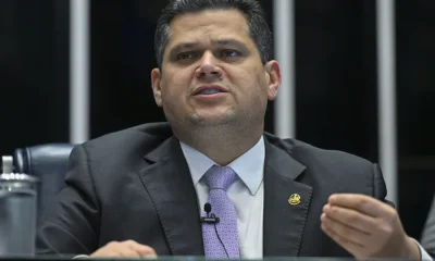 Alcolumbre reage à pressão por impeachment de Moraes e alfineta Flávio Bolsonaro