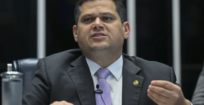 Alcolumbre reage à pressão por impeachment de Moraes e alfineta Flávio Bolsonaro