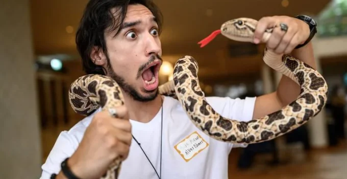 Brasileiro que pisou em jararacas mais de 40 mil vezes ganha Ig Nobel Brasileiro que pisou em jararacas mais de 40 mil vezes ganha Ig Nobel
