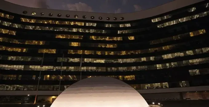 TSE aprova registros de Lula, Flávio Bolsonaro e Zema para eleição presidencial de 2026