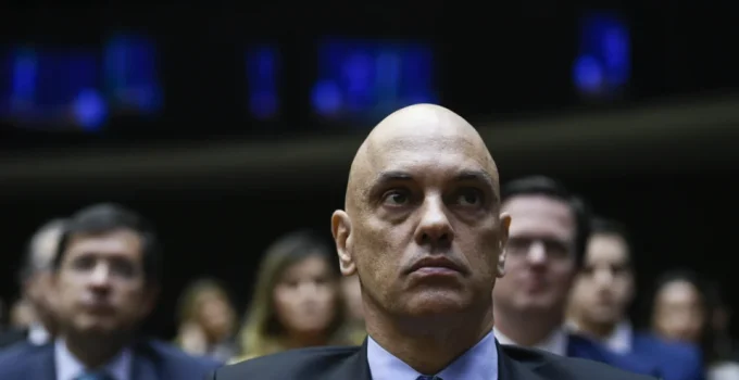 Decisão de Moraes contra Mendonça no STF choca juristas e agrava crise institucional