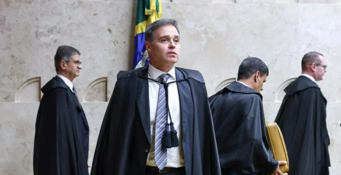 Mendonça apresenta notas fiscais para rebater suspeita de presente de luxo