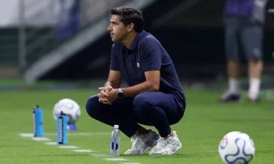 Abel Ferreira é suspenso por dois jogos por chutar microfone em partida do Brasileirão