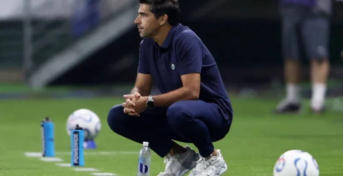 Abel Ferreira é suspenso por dois jogos por chutar microfone em partida do Brasileirão