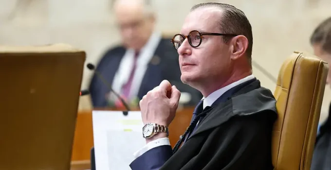 Zanin acompanha Cármen Lúcia e vota contra liberdade de Bolsonaro no STF