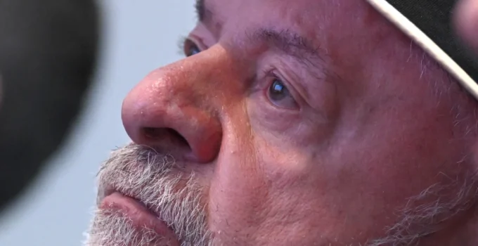 Gafes e lapsos marcam campanha de Lula e geram preocupação na equipe