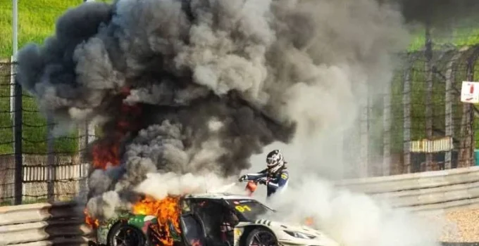 Herói improvável: Piloto de corrida abandona prova para salvar colega de carro em chamas