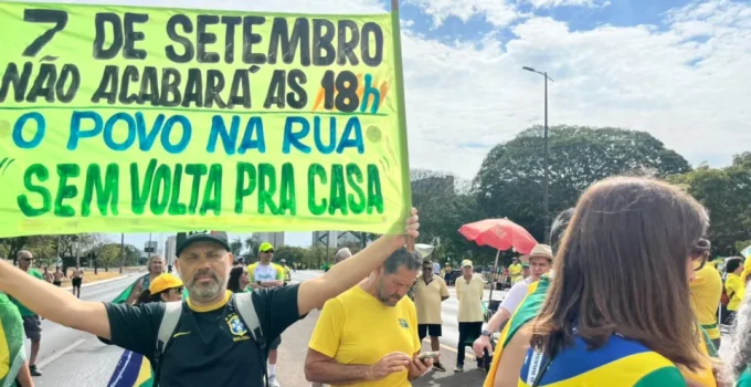 Manifestantes em Brasília pedem impeachment de Moraes e criticam Alcolumbre Manifestantes em Brasília pedem impeachment de Moraes e criticam Alcolumbre