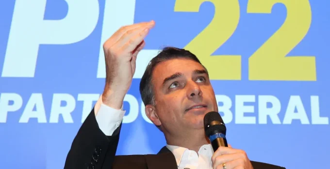 Flávio Bolsonaro cobra voto de Cármen Lúcia em investigação contra Alexandre de Moraes