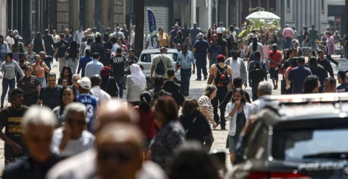Brasil ultrapassa 214 milhões de habitantes, mas crescimento desacelera