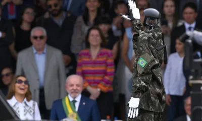 Robô do Exército presta continência a Lula e diverte Janja em desfile de 7 de Setembro