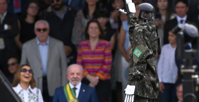 Robô do Exército presta continência a Lula e diverte Janja em desfile de 7 de Setembro