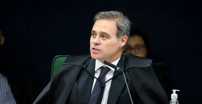Mendonça usa precedentes de Moraes em crítica a atuações da PF e de inteligência