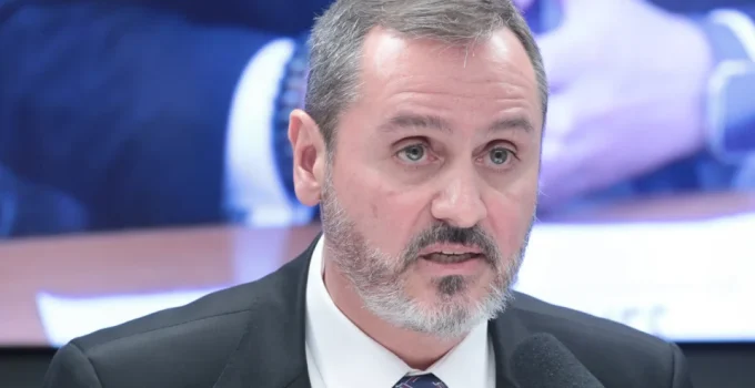 Mendonça afasta Andrei Rodrigues da chefia da PF e critica relatórios usados por Moraes