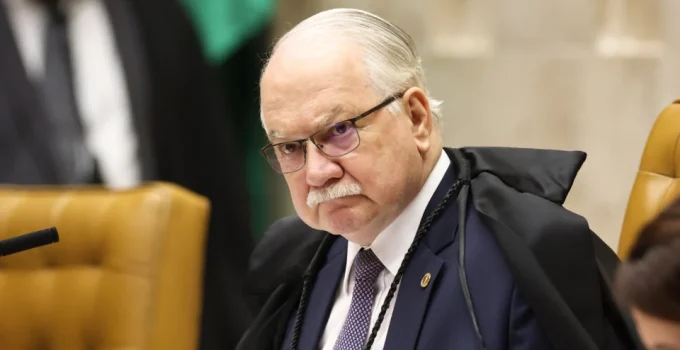 Ex-ministros do STF cobram apuração rigorosa de Fachin sobre crise entre Moraes e Mendonça Ex-ministros do STF cobram apuração rigorosa de Fachin sobre crise entre Moraes e Mendonça
