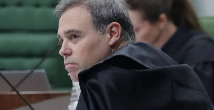 Fachin dá 72 horas para Mendonça se posicionar sobre afastamento de chefe da PF
