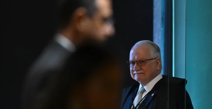 Fachin convoca sessão extraordinária no STF para analisar pedido de investigação contra Moraes